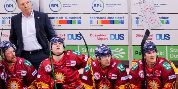 Düsseldorfs Trainer Harold Kreis steht hinter seinen Spielern auf der Bank. Düsseldorfs Trainer Harold Kreis steht hinter seinen Spielern auf der Bank.
