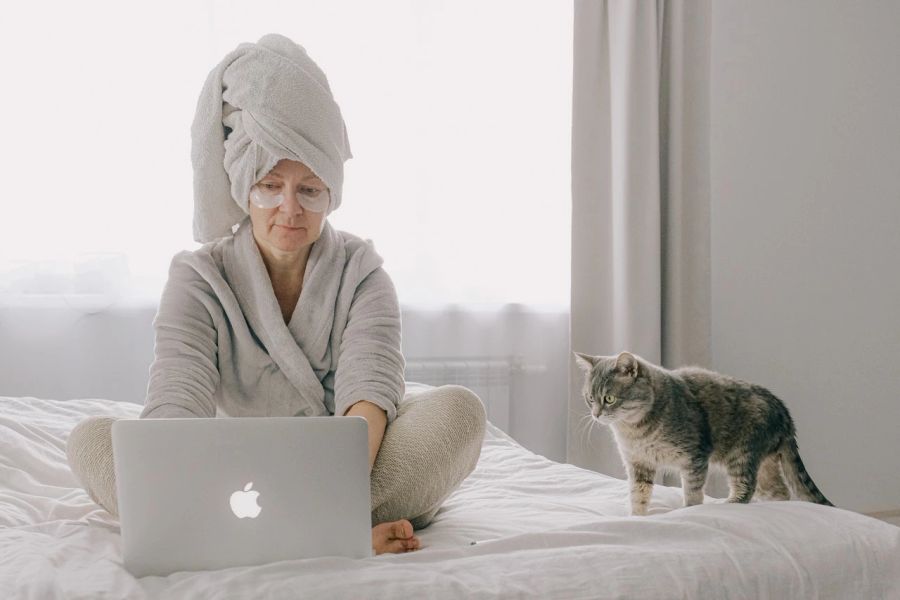 Frau am PC
