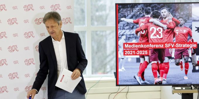 SFV-Präsident Dominique Blanc an der Medienkonferenz des SFV am Donnerstag, 7. April. schweizer fussballnationalmannschaft