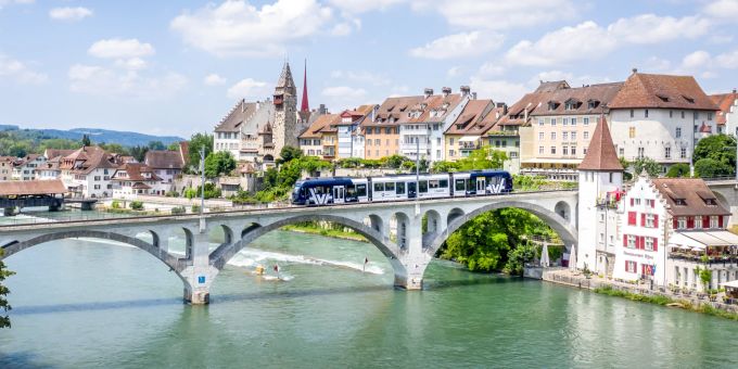 Eine Bahn der Aargau Verkehr AG (AVA) auf der Reussbrücke in Bremgarten. AVA Aargau Reussbrücke Bremgarten