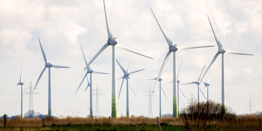 Zahlreiche Windkraftanlagen stehen auf Feldern im Landkreis Aurich.