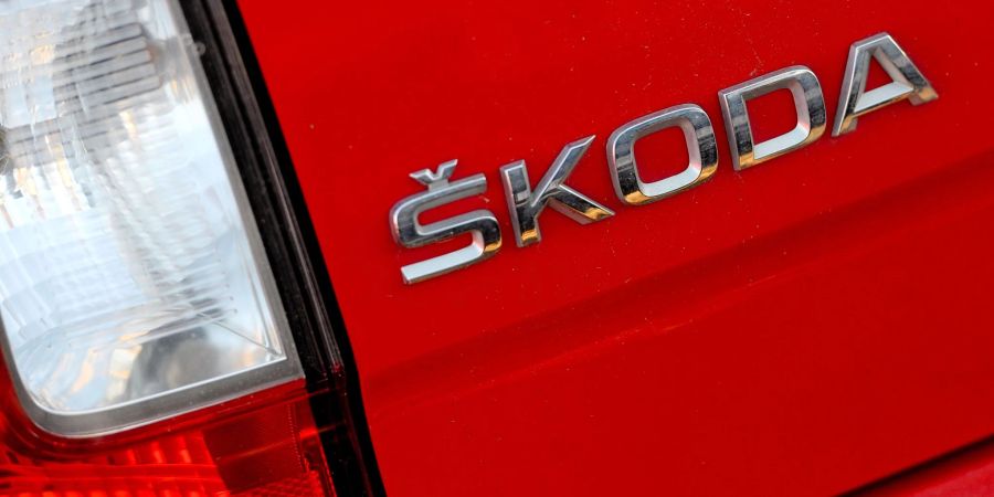 Das Skoda-Logo, aufgenommen an der Rückseite eines Fahrzeugs.