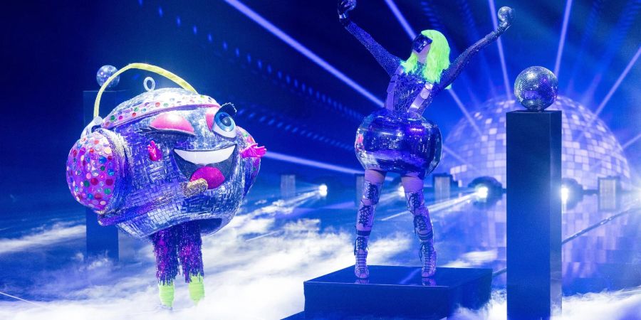 Die Figur "Die Discokugel" steht in der ProSieben-Show "The Masked Singer" auf der Bühne.