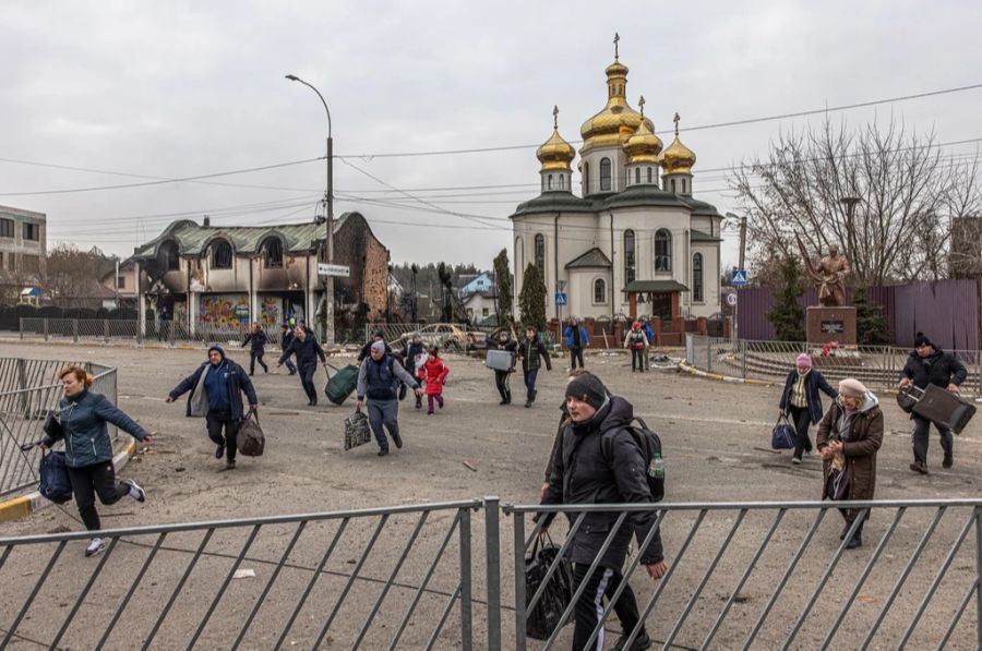 Menschen fliehen am 7. März wegen des Ukraine-Kriegs aus Kiew.