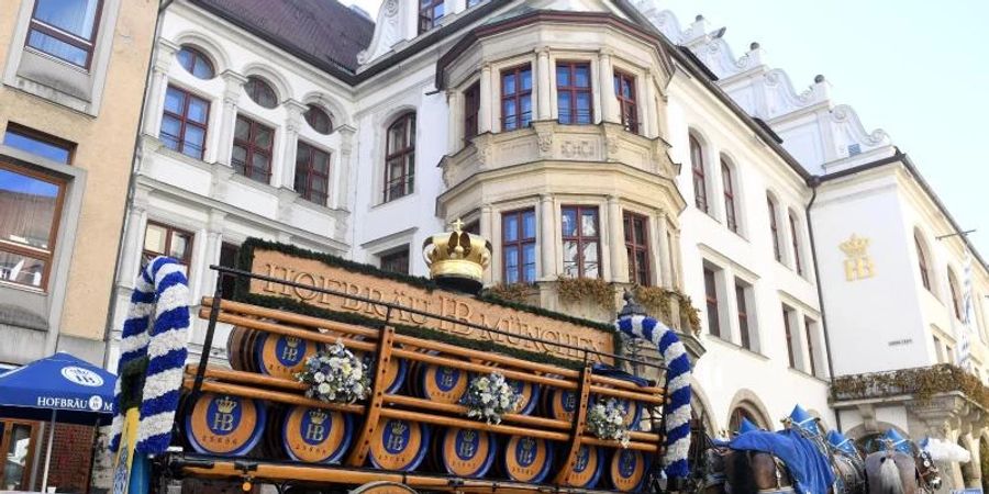 Eine Brauereikutsche steht vor dem Hofbräuhaus in München. Foto: Felix Hörhager/dpa