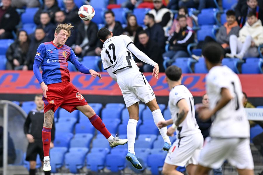 Der Basler Wouter Burger (l.) im Luftduell mit Servette-Angreifer Ronny Rodelin (r.).