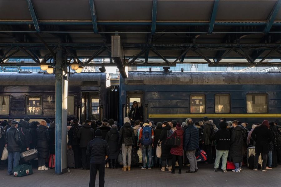 Vor den Wagen bilden sich grosse Menschenansammlungen.