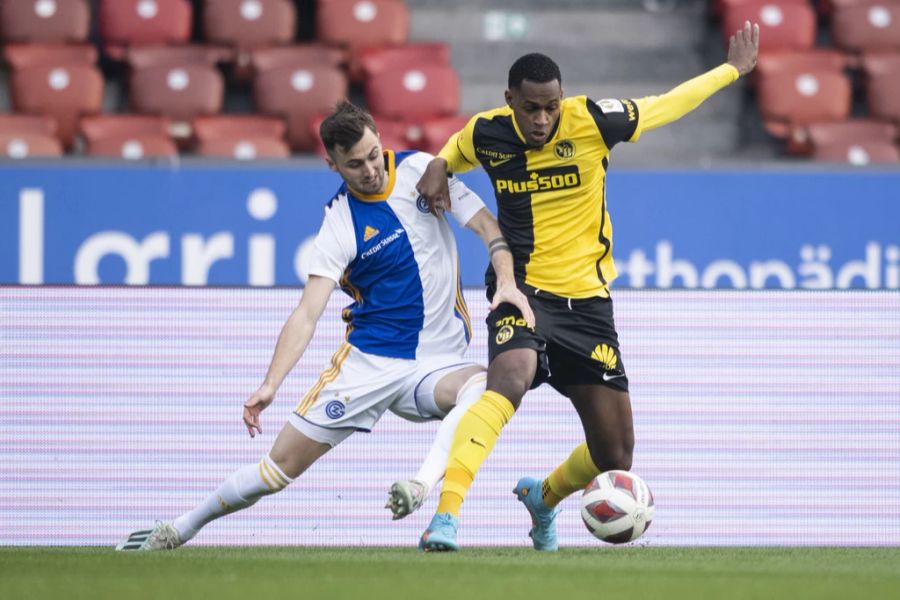 Neuzugang Edimilson Fernandes (r.) steht bei YB gegen die Hoppers in der Startelf.