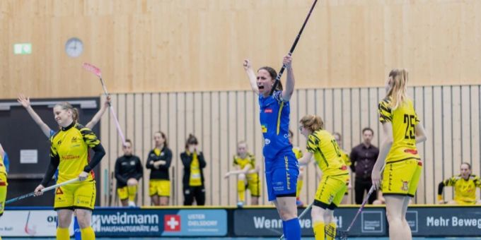 Andrea Gämperli (Nr. 5, Kloten-Dietlikon Jets) jubelt, während dem Spiel Kloten-Dietlikon Jets gegen Floorball Riders Dürnten Bubikon Rüti, im Frauen GF NLA Gruppe 1 Runde 18 2021/22 , Samstag, 19. Februar 2022, Sporthalle Stighag, Kloten, Schweiz. (unihockey-fotos.ch/Claudio Schwarz) kloten-dietlikon-jets