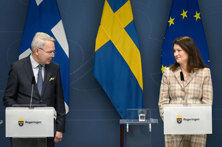 Der finnische Aussenminister Pekka Haavisto (links) und seine schwedische Amtskollegin Ann Linde nehmen nach Gesprächen über die europäische Sicherheit an einer gemeinsamen Pressekonferenz a