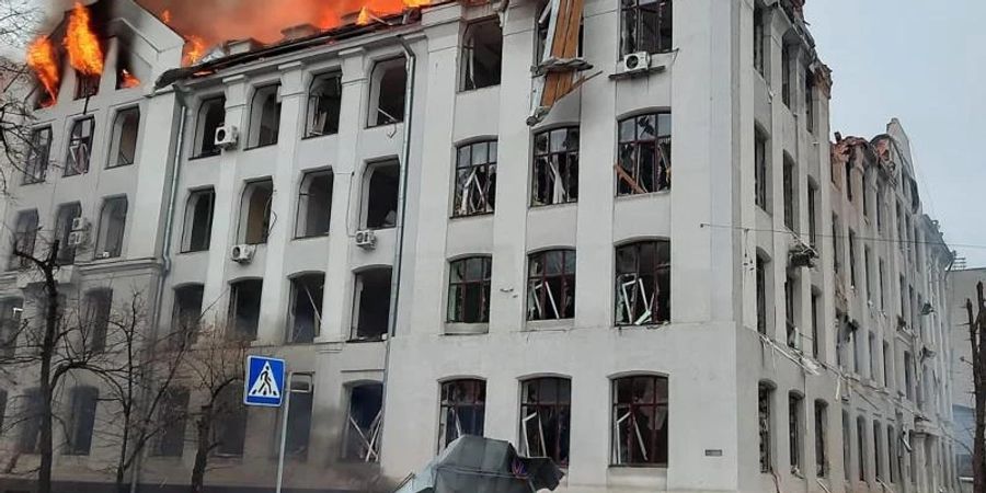 Ein Fakultätsgebäude der ukrainischen Uni in Charkiw brennt wegen eines russischen Raketenangriffs. Foto: Emergency Service Of Ukraine/PA Media/dpa