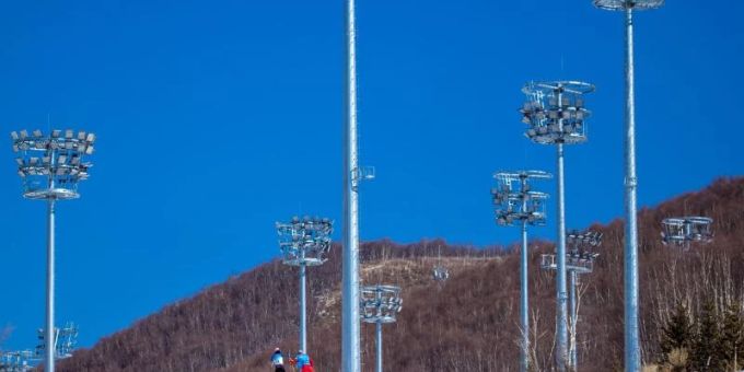 Athleten sind beim offenen Training auf der Langlaufstrecke unterwegs. Foto: Jens Büttner/dpa-Zentralbild/dpa