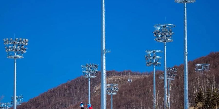Athleten sind beim offenen Training auf der Langlaufstrecke unterwegs. Foto: Jens Büttner/dpa-Zentralbild/dpa