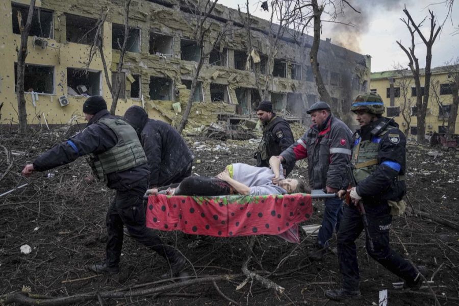 Die russischen Angriffe werden immer brutaler – auch vor Geburtskliniken schreckt Putin nicht zurück. Die Frau, die nach der Bombardierung einer Klinik in Mariupol weggebracht wird, ist inzw