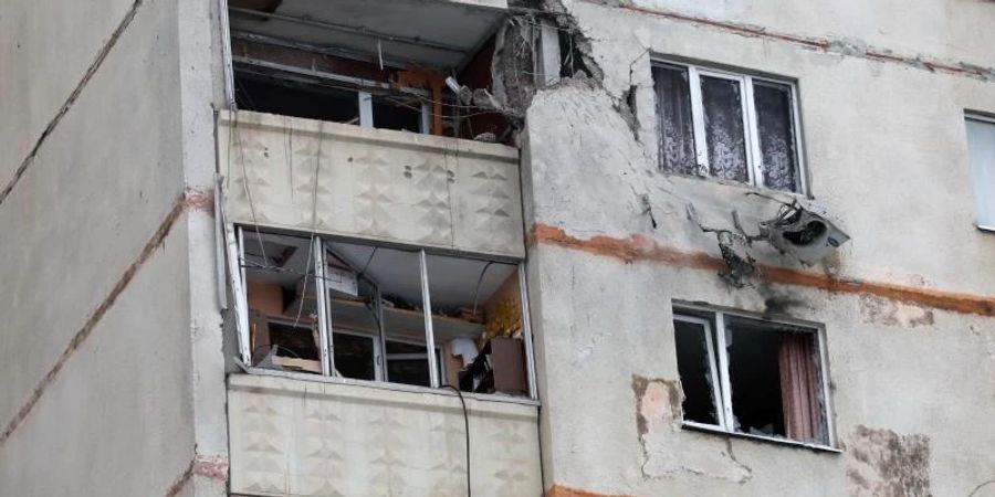 Ein beschädigtes Gebäude in Charkiw. Foto: -/ukrin/dpa