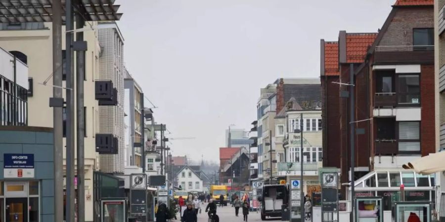 Mehrere Hotels und Gaststätten auf Sylt haben angesichts der rasant steigenden Corona-Zahlen vorläufig geschlossen. Foto: Christian Charisius/dpa