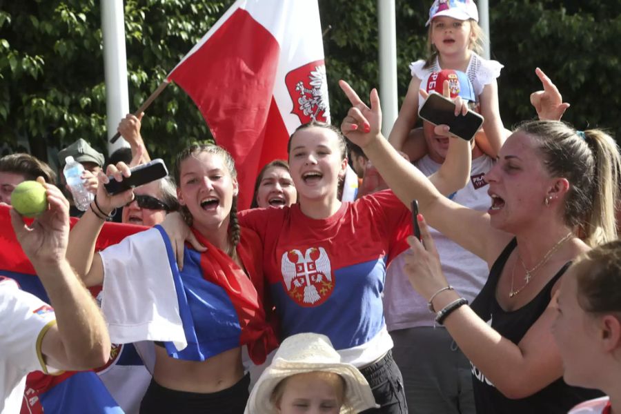 Der Jubel bei den serbischen Fans in Australien kennt keine Grenzen.