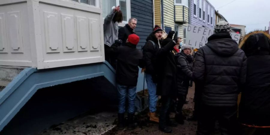 Impfgegner vor dem Haus des attackierten Abgeordneten