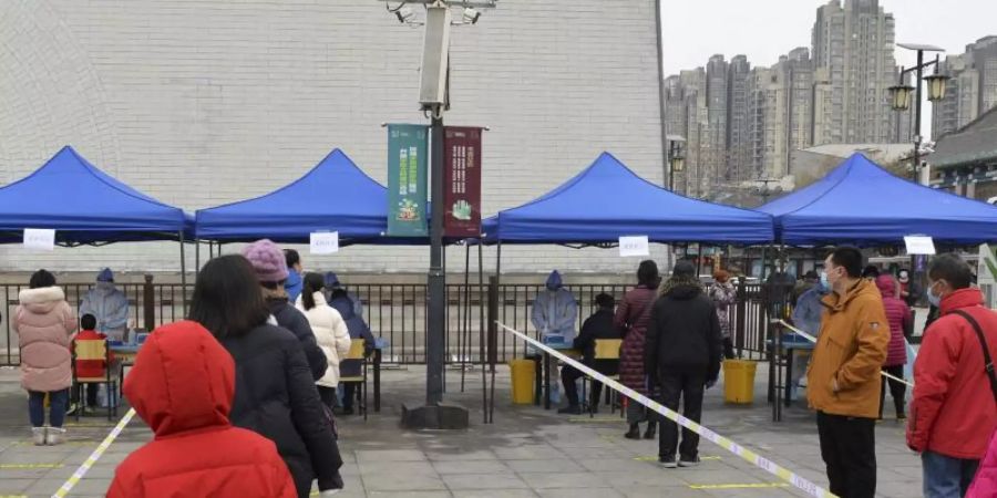 In der nordchinesischen Stadt Tianjin werden Massentests auf das Coronavirus durchgeführt. Foto: Uncredited/CHINATOPIX/dpa