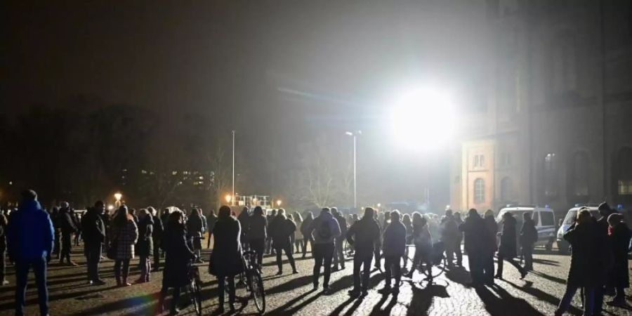Demonstrierende stehen während einer Abschluss-Kundgebung gegen die Corona-Regeln auf dem Bassinplatz in Potsdam. Foto: Soeren Stache/dpa-Zentralbild/dpa