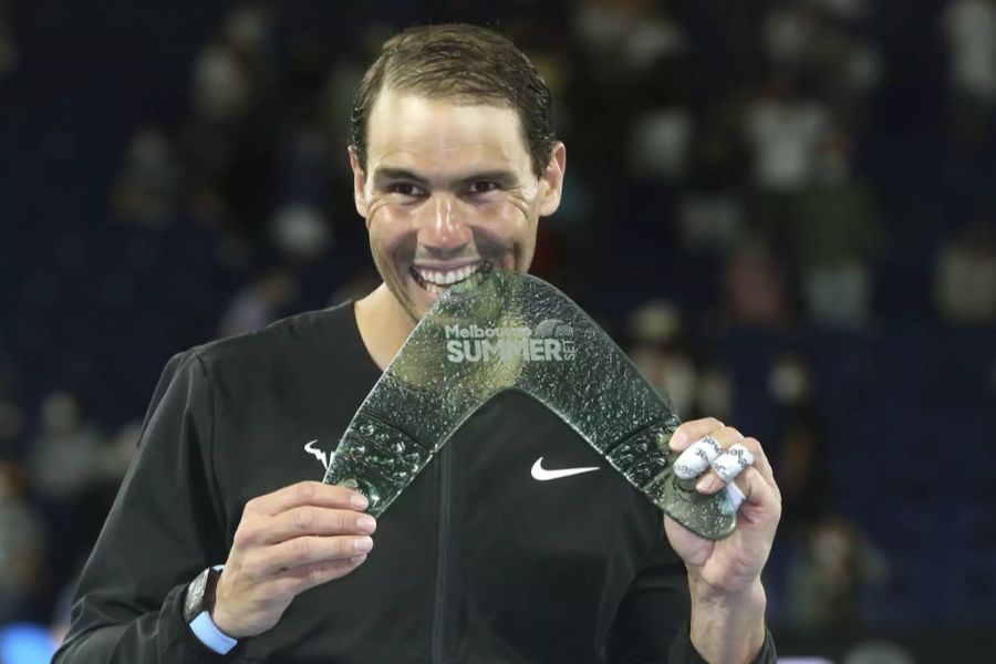 Rafael Nadal mit der Trophäe.