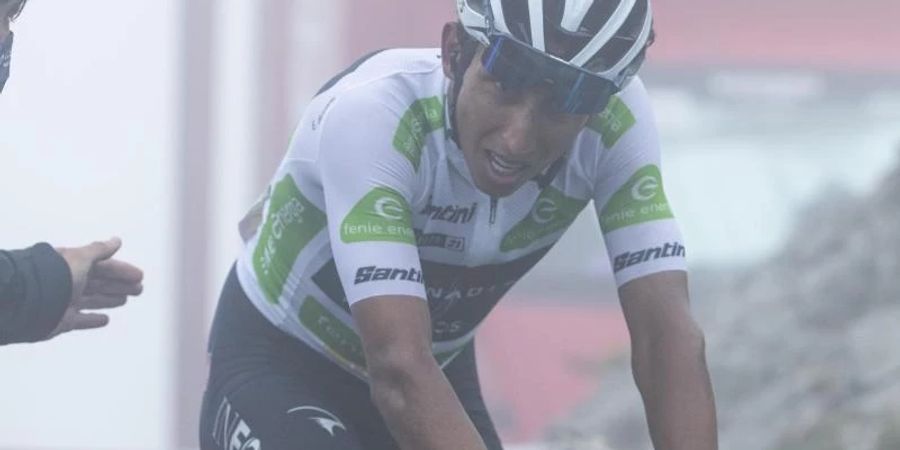 Der kolumbianische Radprofi Egan Bernal trainiert nur 24 Tage nach seinem schweren Sturz bereits wieder auf einem Heimtrainer. Foto: Lalo R. Villar/AP/dpa