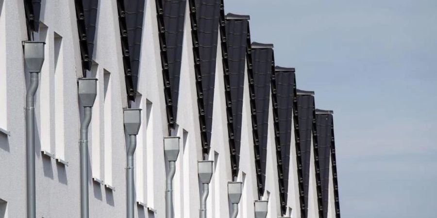 Reihenhäuser stehen in einem Neubaugebiet. In einem solchen Wohnszenario sollte nicht eigenmächtig ein Loch in die Wand gebohrt werden. Foto: Julian Stratenschulte/dpa