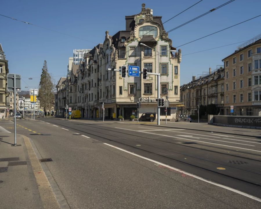 Eine verkehrsleere Seestrasse (an der Alfred Escher-Strasse), fotografiert während der Corona-Pandemie am 25. März 2020 in Zürich.