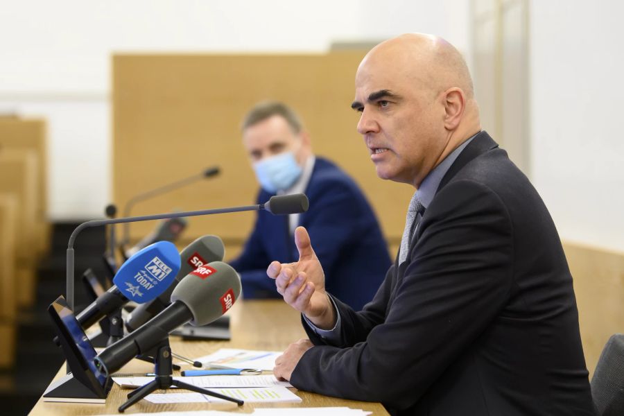 Bundesrat Alain Berset, rechts, spricht vor Regierungsrat Jean-Pierre Gallati während einer Medienkonferenz zur aktuellen Situation im Zusammenhang mit dem Coronavirus im Kanton Aarau, am 28. Januar 2022 in Aarau.