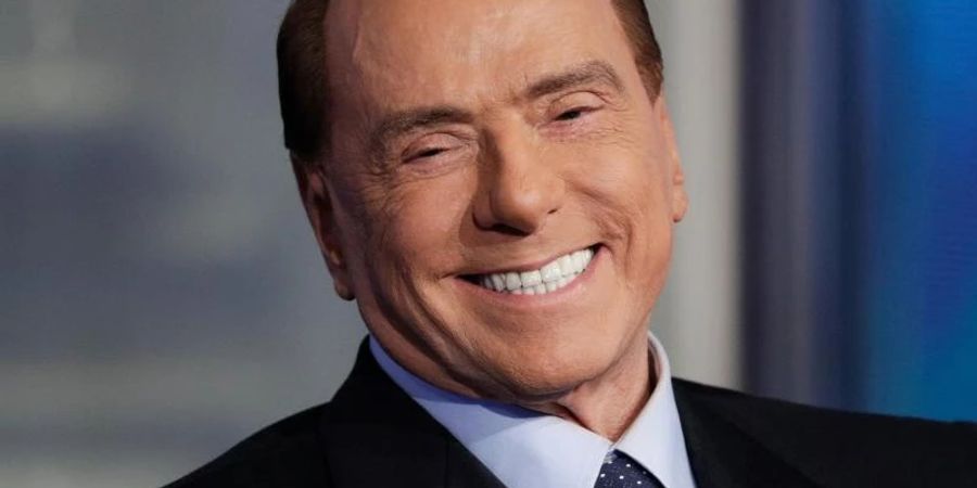 Eine Sängerin aus Sardinien beschreibt Silvio Berlusconi als «absolut respektable und sehr grosszügige Person». Foto: Andrew Medichini/AP/dpa