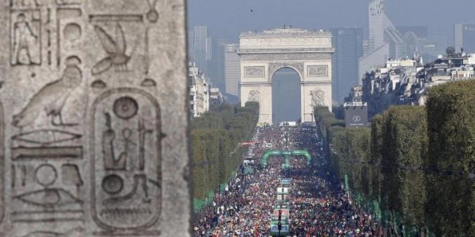 Derzeit befindet sich der rund 3300 Jahre alte Obelisk wegen Restaurierungsarbeiten unter einer Bauplane. Foto: Thibault Camus/AP/dpa obelisk