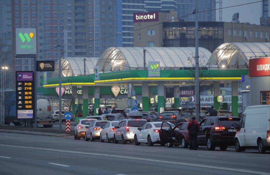 Autos stehen Schlange vor einer Tankstelle in Kiew am Donnerstagmorgen, 24. Februar 2022.