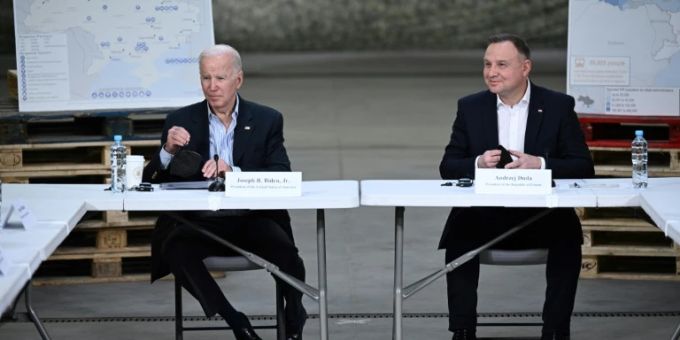 Biden (links), polnischer Präsident Duza in Rzeszow. Joe Biden