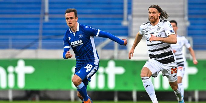Basels Michael Lang verfolgt KSC-Verteidiger Kilian Jakob. FC Basel