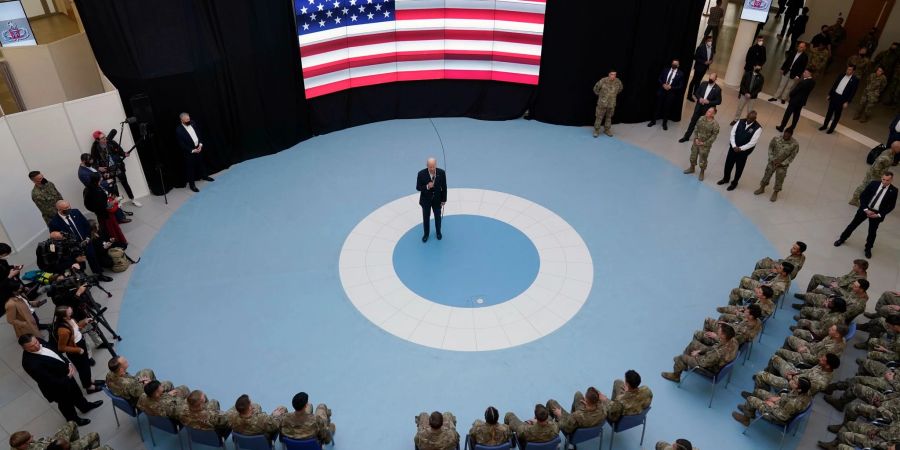 Joe Biden (M) spricht mit Angehörigen der US-Armee in Polen.