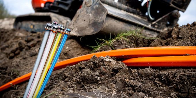 Die Glasfaser muss durch den Boden und durch die Wand ins Haus - es lohnt sich also, die Anschlüsse bei der Hausplanung mitzudenken. Die Glasfaser muss durch den Boden und durch die Wand ins Haus - es lohnt sich also, die Anschlüsse bei der Hausplanung mitzudenken.