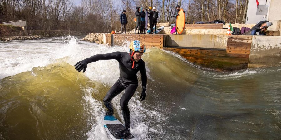 Etwa drei Millionen Euro hat das Projekt des des gemeinnützige Vereins Nürnberger Dauerwelle e. V. gekostet. Die acht Meter breite Welle entsteht durch eine Wellenanlage in einem Kanal parallel zur Pegnitz.