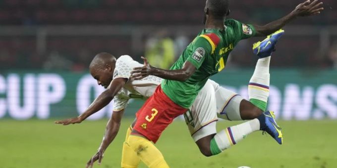 Bei dem Spiel Komoren gegen Kamerun sind bei einer Massenpanik mehrere Menschen getötet worden. Foto: Themba Hadebe/AP/dpa kamerun komoren