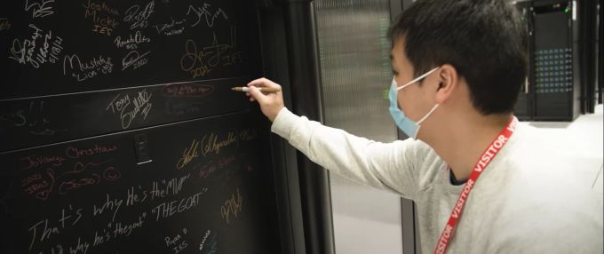 Das Team bei Meta unterschrieb auf dem ersten Tower des Supercomputers, welcher letztes Jahr geliefert wurde. Meta Supercomputer Metaverse