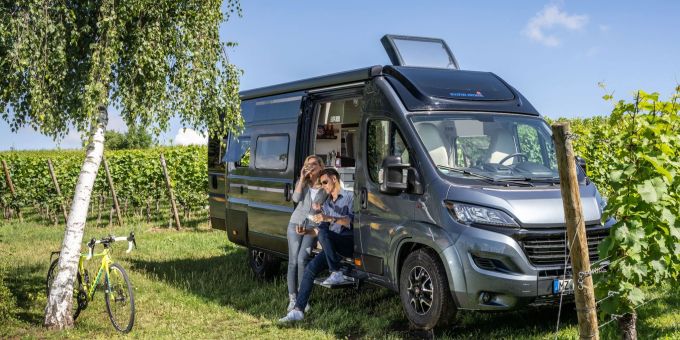 Was für eine Idylle: Das zulässige Gesamtgewicht des Campers darf vor lauter Ferienfreude aber nicht überschritten werden. Reisemobil Camper Wohnmobil Gewicht Gesamtgewicht