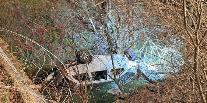 Der Autofahrer wurde beim Unfall mittelschwer verletzt. Der Autofahrer wurde beim Unfall mittelschwer verletzt.