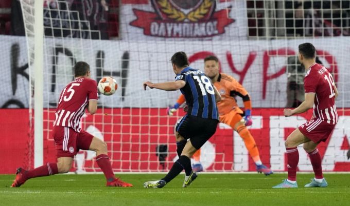 Ruslan Malinowsky trifft mit diesem Schuss für Atalanta Bergamo gegen Piräus. Malinowsky Atalanta Bergamo