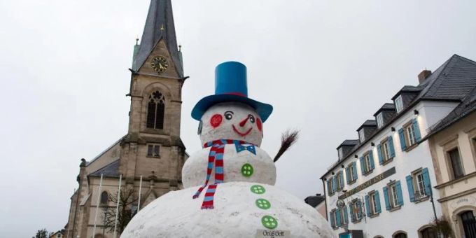 Das XXL-Schneemann-Bauen hat in Bischofsgrün Tradition: Hier die Version von 2019. Nach coronabedingtem Ausfall im letzten Jahr konnte nun wieder gebaut werden. Foto: Nicolas Armer/dpa/Archiv Das XXL-Schneemann-Bauen hat in Bischofsgrün Tradition: Hier die Version von 2019. Nach coronabedingtem Ausfall im letzten Jahr konnte nun wieder gebaut werden. Foto: Nicolas Armer/dpa/Archiv