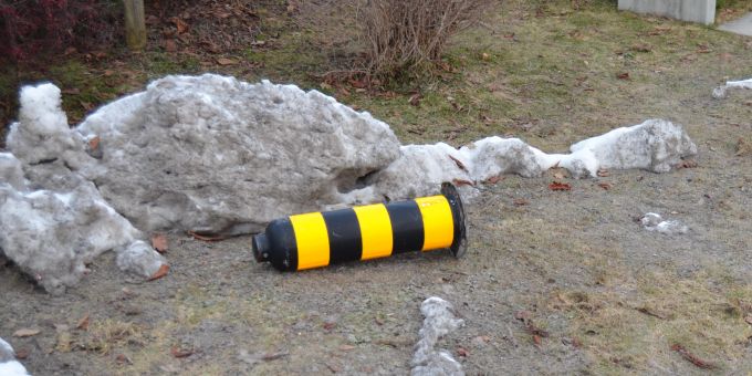Stein AR: Lenker kollidiert mit Verkehrsteiler Stein AR: Lenker kollidiert mit Verkehrsteiler