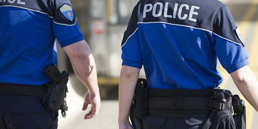 Die Polizei im Kanton Jura rückte am Mittwochnachmittag zu einem zweifachen Leichenfund in einer Wohnung in Delsberg aus. (Symbolbild)