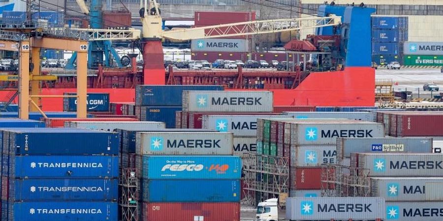 Container liegen im Hafen von St. Petersburg. Das Ifo-Institut erwartet, dass neue Sanktionen gegen Russland negative Auswirkungen auf das Land haben werden. Foto: Stringer/dpa