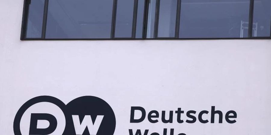 Das Logo der Deutschen Welle. Foto: Oliver Berg/dpa