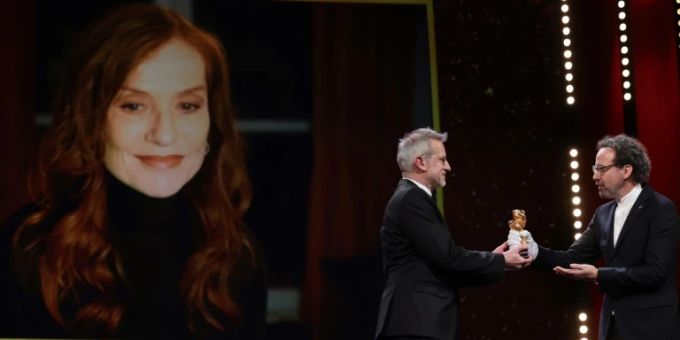 Isabelle Huppert verfolgte ihre Auszeichnung per Video. Isabelle Huppert