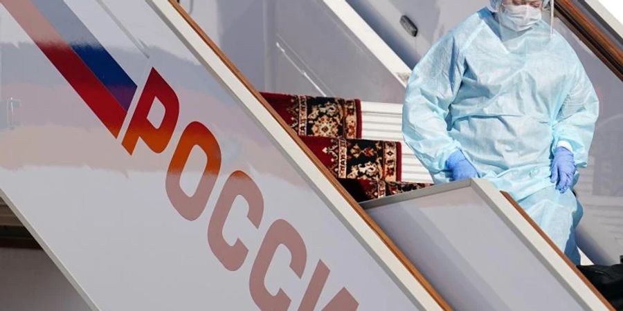 Eine Ärztin der deutschen Botschaft, die zuvor bei der Ankunft Bundeskanzler O. Scholz (SPD) im Airbus A340 der Luftwaffe einem PCR-Test unterzogen hat, verlässt die Maschine. Foto: Kay Nietfeld/dpa