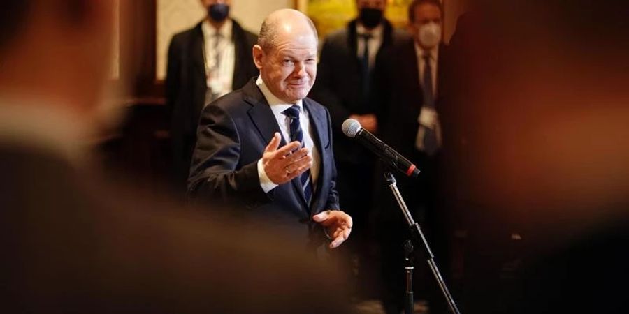 Bundeskanzler Olaf Scholz (SPD) spricht auf einer Pressekonferenz. Zuvor war er zu einem mehrstündigen Vier-Augen-Gespräch mit Russlands Präsident Putin im Kreml zusammengetroffen. Foto: Kay Nietfeld/dpa